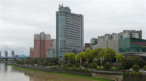 瀏陽哪個飯店好？不妨從風景、歷史與美食三方面來考量。